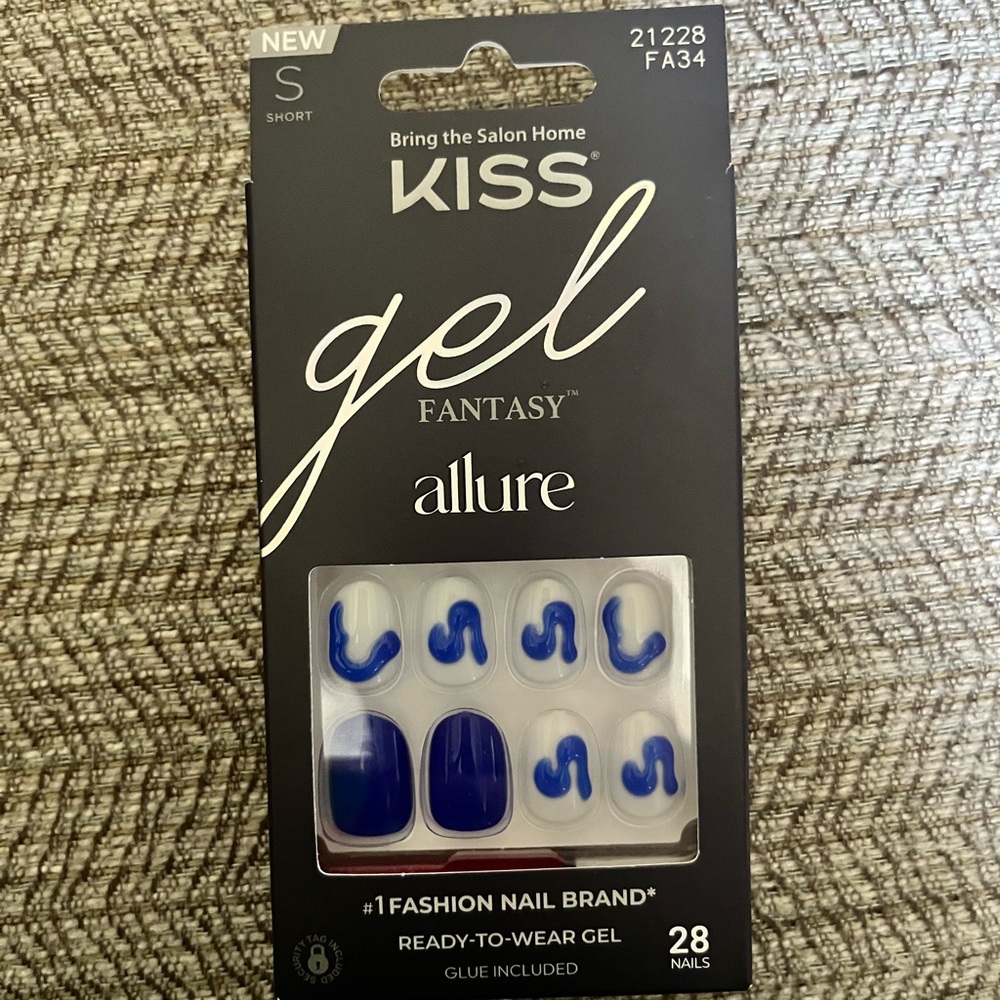 Kiss Gel Fantasy Allure Nails - Blue and White